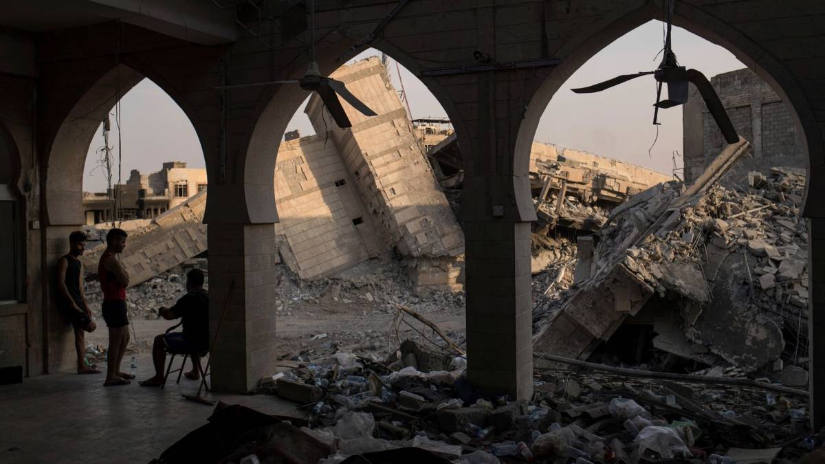 Iraki szövetségi rendőrök egy romos moszuli épületben &bullet;  Fotó: MTI/AP/Felipe Dana