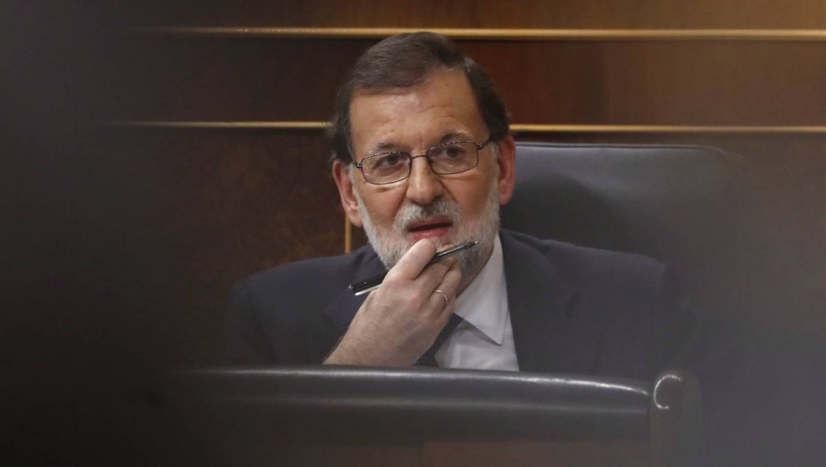 Mariano Rajoy kormányfő (képünkön) arra kérte Carles Puigdemont katalán elnököt, hogy járjon el „értelmesen és kiegyensúlyozottan” •  Fotó: MTI/EPA/Javier Lizon