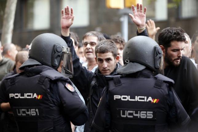 Rohamrendőrök akadályozták a szavazást •  Fotó: Origó.hu/AFP/Pau Barrena