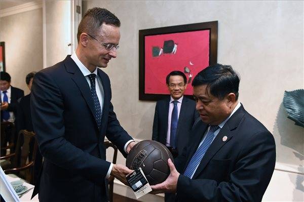 Szijjártó Péter Vietnamból adott hírt a román külügyminiszter köszönetéről •  Fotó: MTI