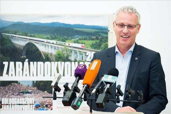 Soltész Miklós a csütörtöki sajtótájékoztatón &bullet;  Fotó: MTI