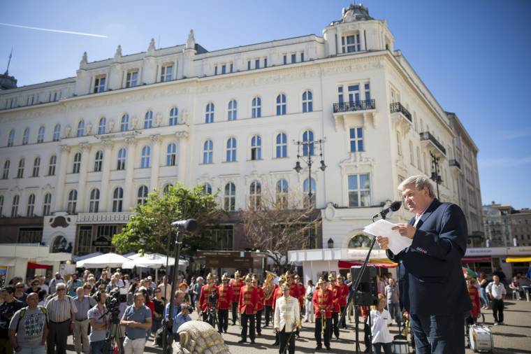 Könyvheti bejelentés: Esterházy Péter születésnapja legyen a magyar próza napja