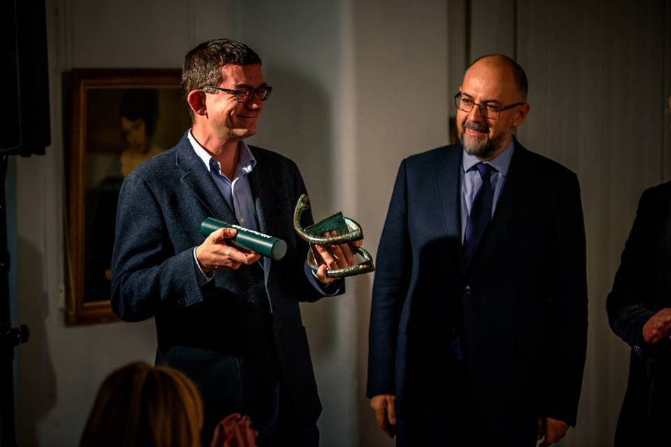 Karácsonyi Zsolt, a díjazott E-MIL elnöke és Kelemen Hunor •  Fotó: Gönczy Tamás