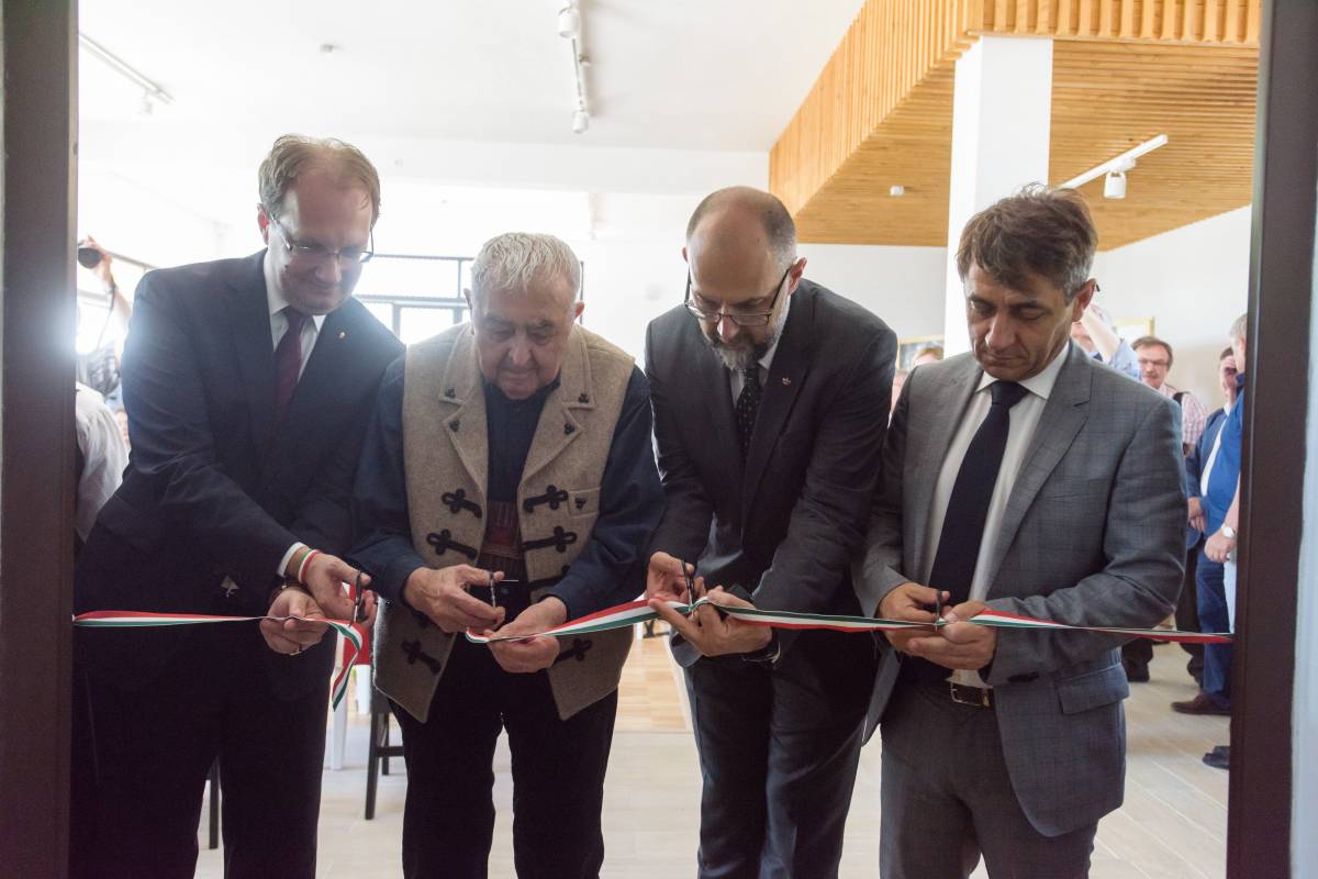 Hoppál Péter, Kallós Zoltán, Kelemen Hunor és Potápi Árpád János átvágja a nemzeti színű szalagot •  Fotó: MTI/Biró István