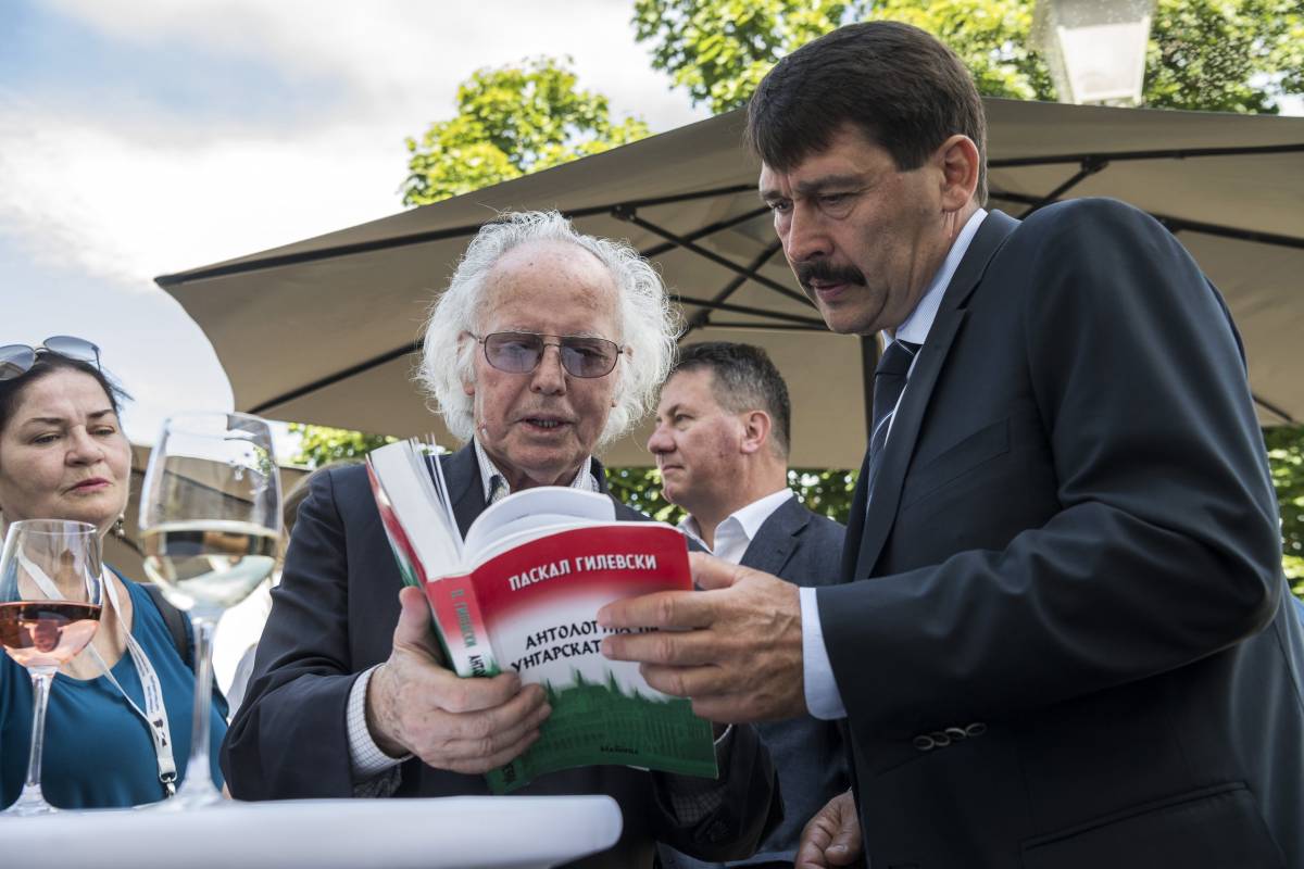 Áder János és Paszkál Gilevszki macedón műfordító •  Fotó: MTI