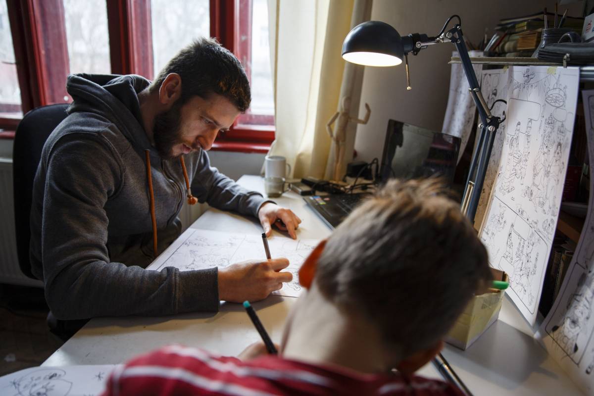 Készül a képregény. Szabó András kolozsvári képzőművész is csatlakozott a Fantomatika alkotóihoz • Fotó: Váczi Roland