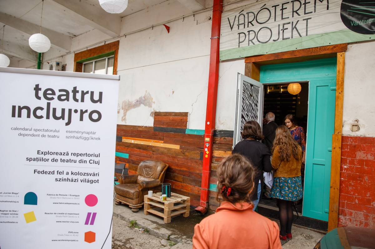 A társulat tagjai ismét célul tűzték ki, hogy a kortárs színház formanyelvét alkalmazva beszéljenek aktuális kérdéseinkről 