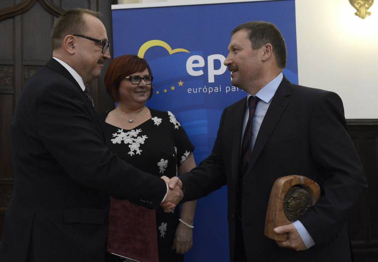 Szellemi holdudvar: Bakk Miklós kapta a Lőrincz Csaba-díjat