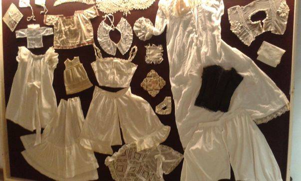 Elegáns tárlat: a 19. század divatja a brassói bástyában