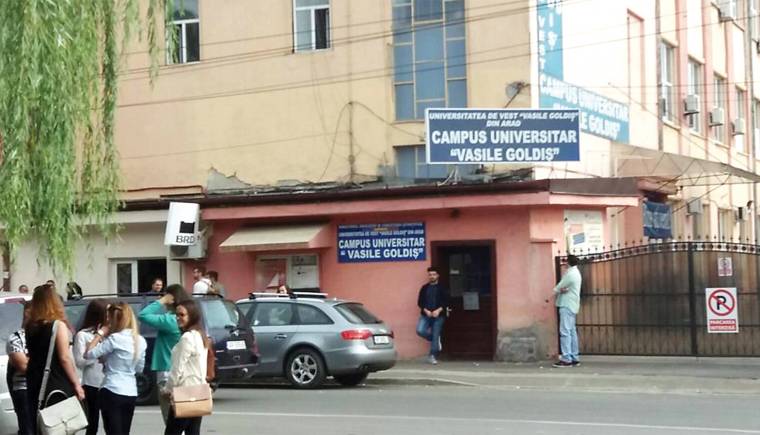 Felfüggesztette a „diplomagyártó” tanárok munkaszerződését a Goldiş