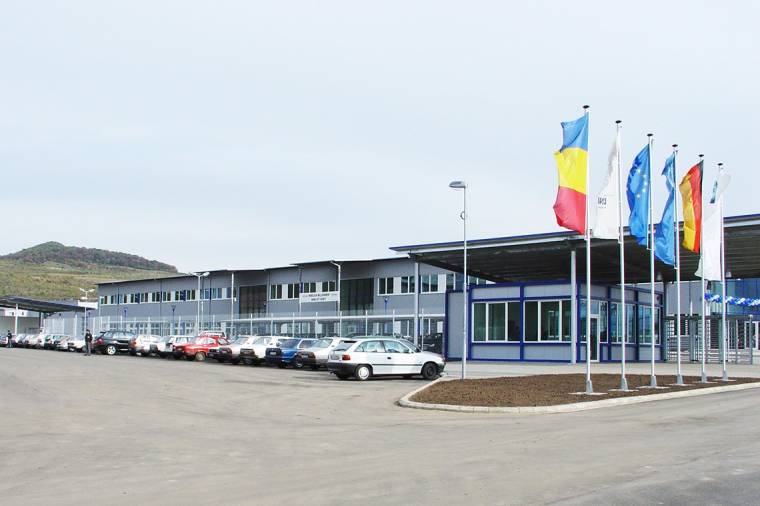 Tiltakoznak a besztercei kábelgyár dolgozói, a prefektus közvetítene