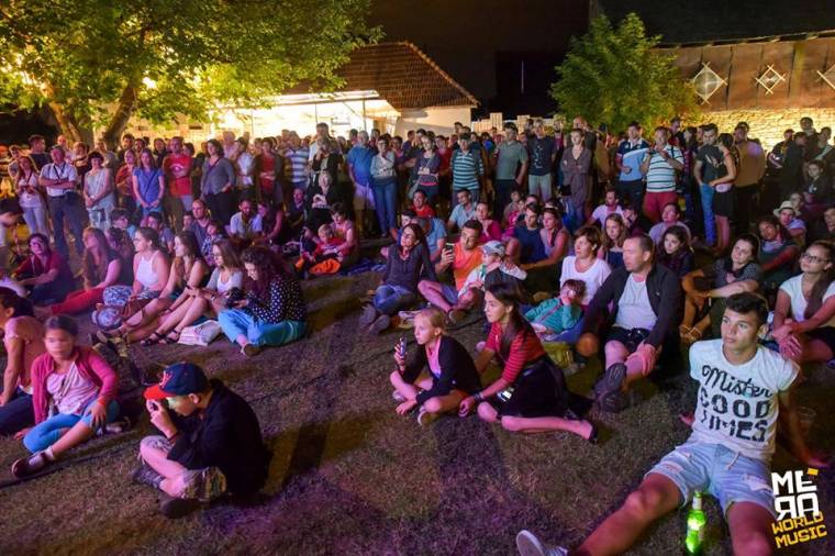 Erősebb világzenei vonal: balkáni és karibi dallamokra is lehet bulizni Mérán