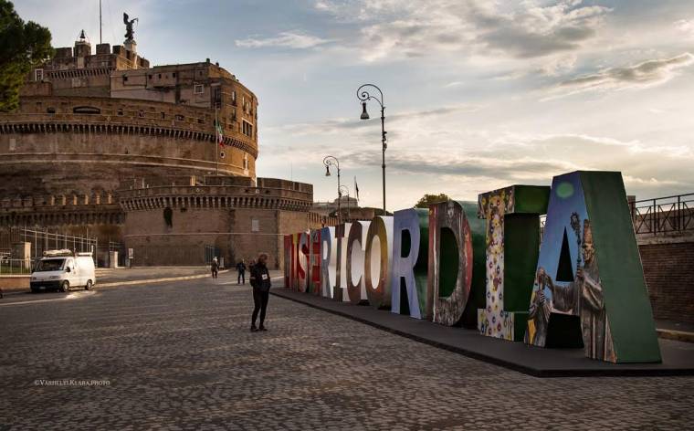 Csíksomlyón is kiállítják a római Irgalmasság-installációt