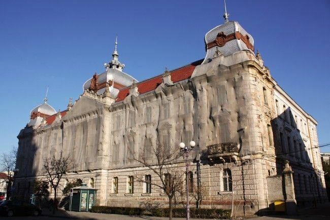 Túladna a katolikus egyháztól elperelt pénzügyi palotán a Bihar megyei önkormányzat