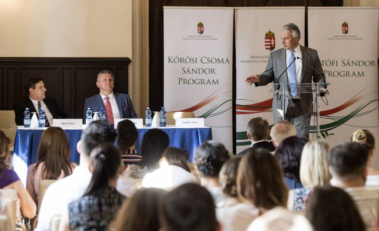 Semjén: nem zárványszerűen kezeljük a külhoni magyarságot