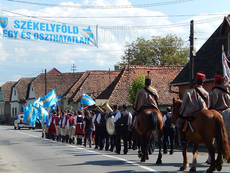 Célkeresztben a közösségi jelképek: Maros megyében is „vadásznak” a zászlókra