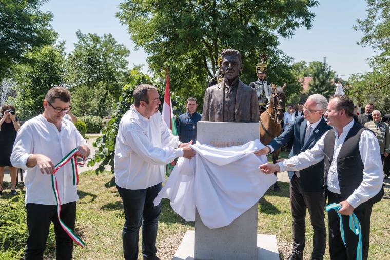 Szobrot emeltek az Egri csillagok írójának Sepsikőröspatakon