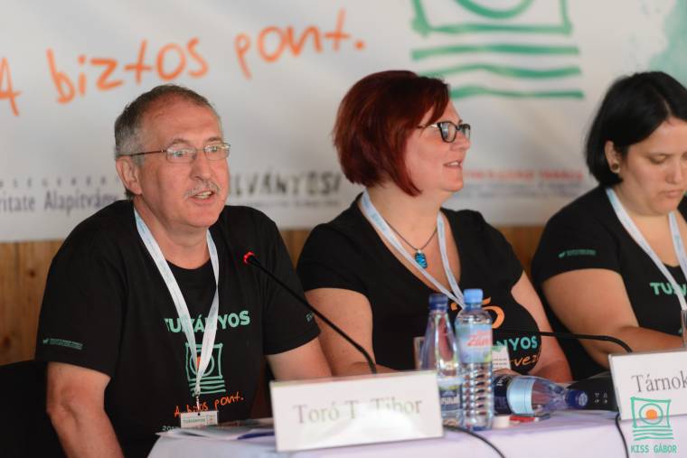 Toró T. Tibor: többet vártunk Johannistól egy emlékbe itt hagyott román zászlónál