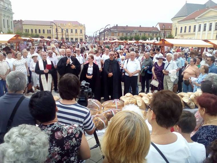 Augusztus 20.: először volt szabadtéri kenyéráldás Váradon – Szoboravatás Kézdiszentléleken
