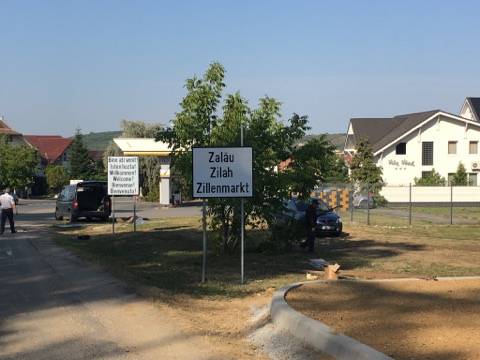 Kikerültek a háromnyelvű helységnévtáblák Zilahon