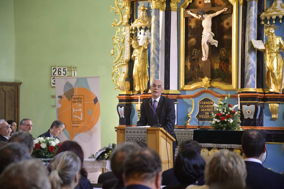 Balog Zoltán miniszter beszédet mond a magyar iskolák országos tanévnyitóján a brassói evangélikus templomban &bullet;  Fotó: MTI