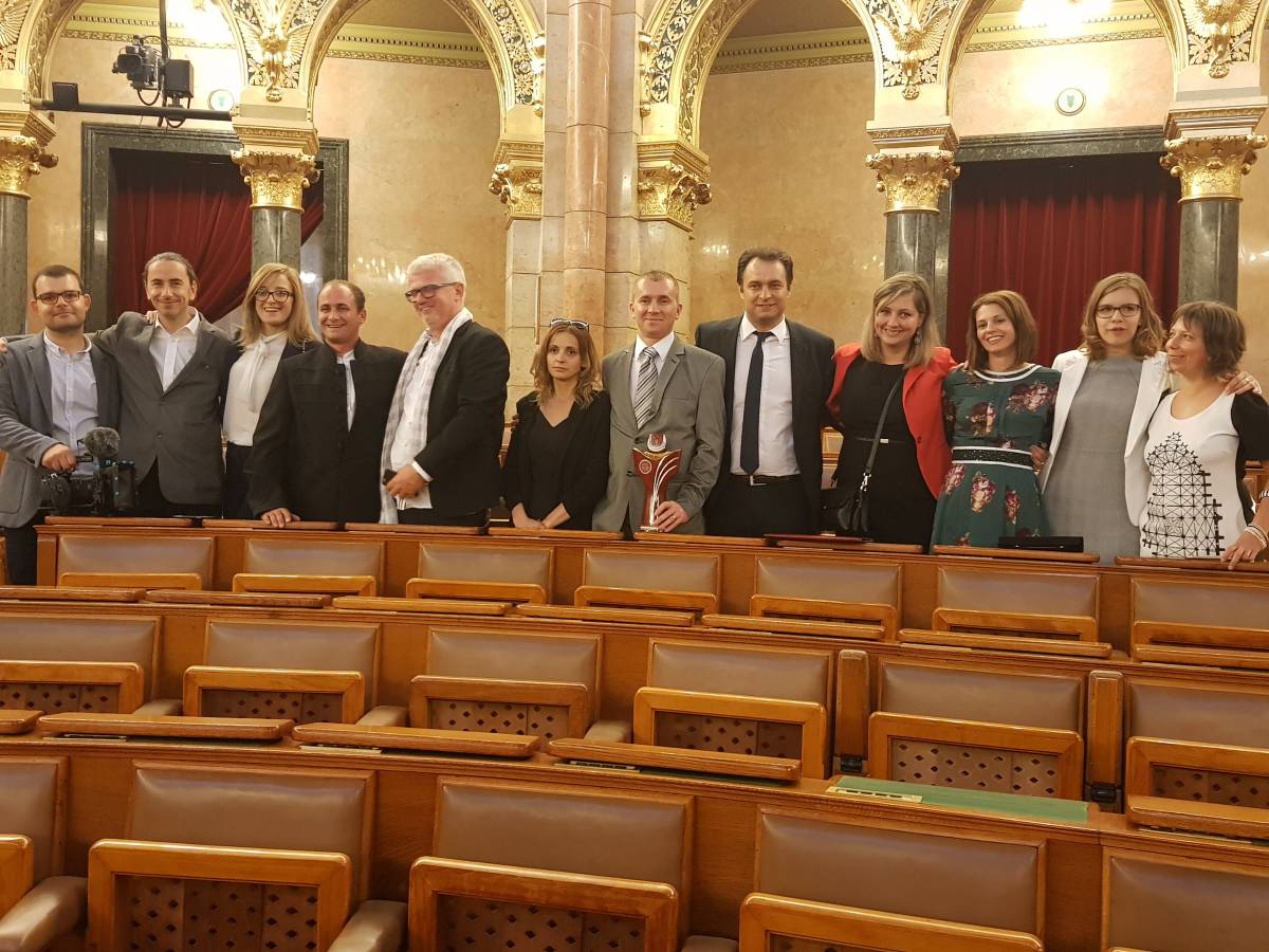 A Vásárhelyi Forgatag szervezői csapata a budapesti Országházban a Magyar Termék Nagydíjjal 