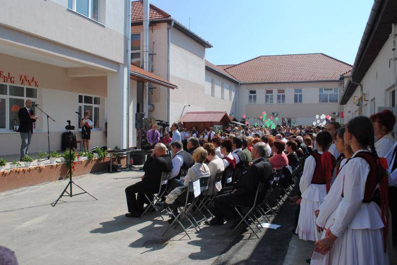 Kelemen Hunor RMDSZ-elnök beszédet mond az iskola tanévnyitóján &bullet;  Fotó: KelemenHunor.ro