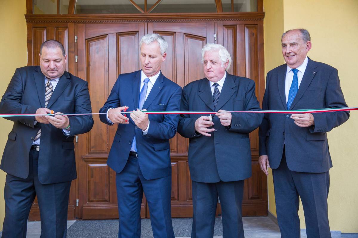 Németh Szilárd frakcióvezető-helyettes, Soltész Miklós államtitkár, Mikló Ferenc lelkész és Naszvadi György államtitkár (balról jobbra) az épületegyüttes átadásán &bullet;  Fotó: MTI