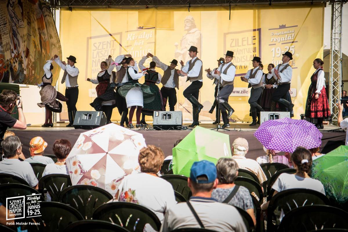 Színre lépnek. A magyar kultúrával a Szent László Napok keretében is ismerkedhettek a váradiak •  Fotó: Facebook/Szent László Napok