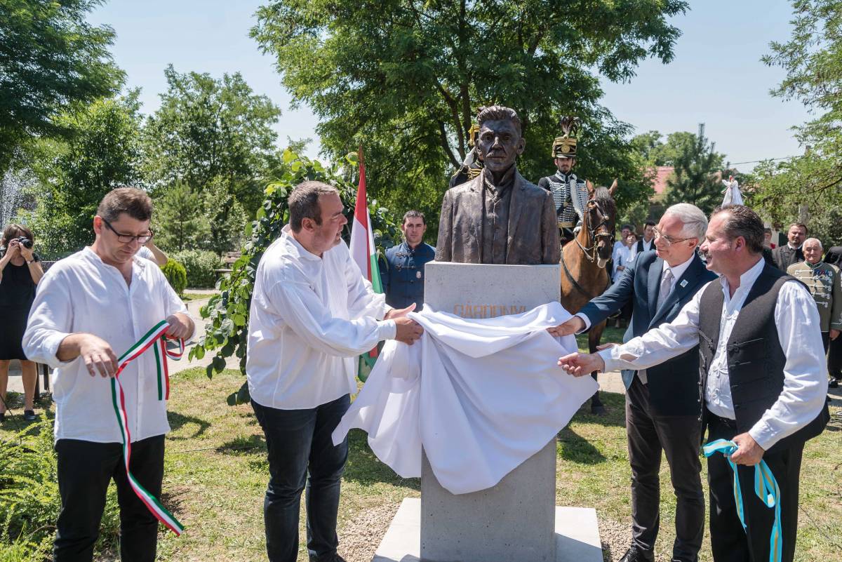 A Gárdonyi-szobrot Pető Hunor Munkácsy-díjas szobrászművész (balra, szalaggal) készítette &bullet;  Fotó: MTI