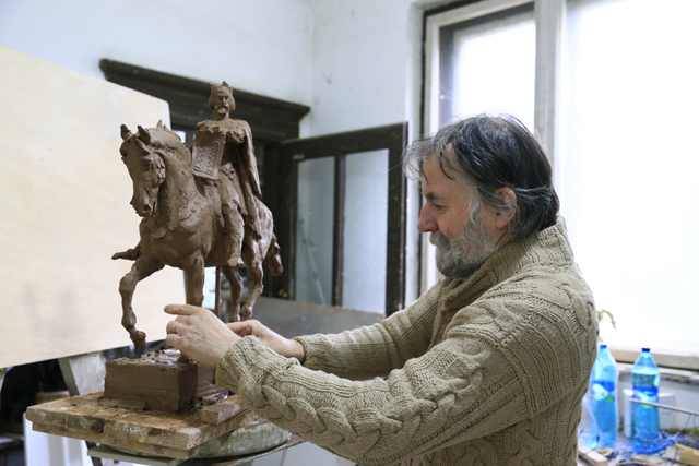 Deák Árpád szobrászművész a szobor makettjével &bullet;  Fotó: Reggeli Újság