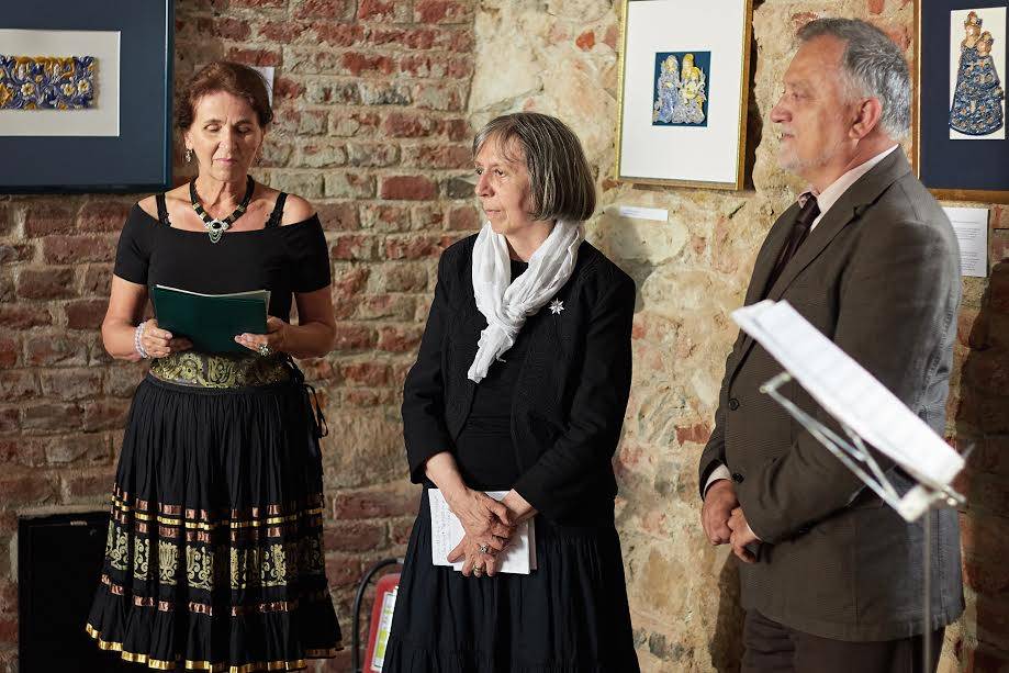 Kósa Klára keramikusművész (képünkön középen) kiállítása a nagyváradi vár Bethlen-termében látható &bullet;  Fotó: Danilics Tibor