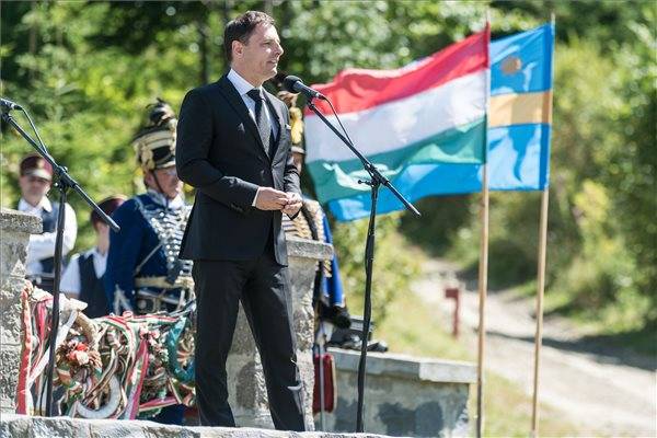 Tuzson Bence, Tuzson János őrnagy leszármazottja a Nyergestetőn &bullet;  Fotó: MTI/Veres Nándor