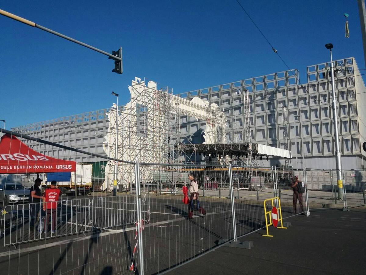 A sportcsarnok mellett egy hete épül az egyik színpad &bullet;  Fotó: Pap Melinda