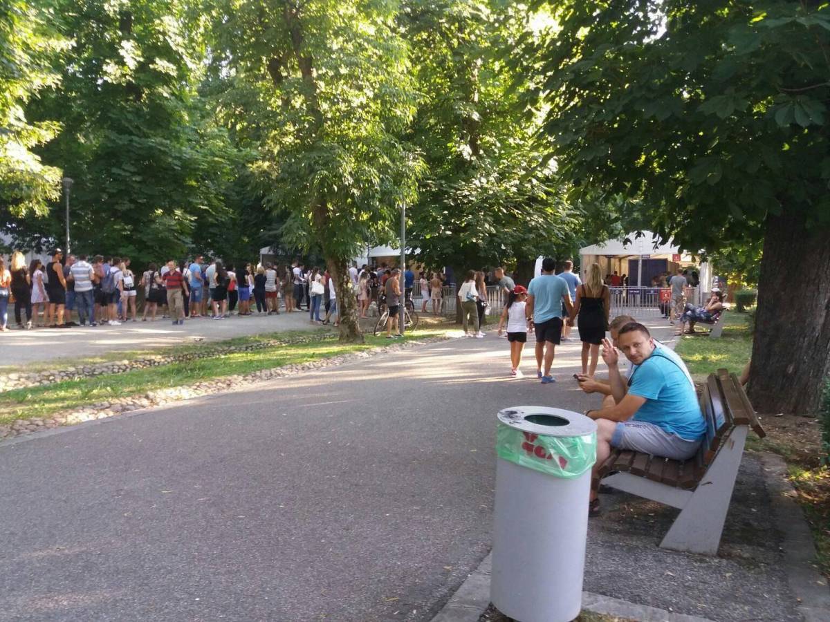 Kedden este több tucat fiatal állt sorban a már lezárt parkban &bullet;  Fotó: Pap Melinda