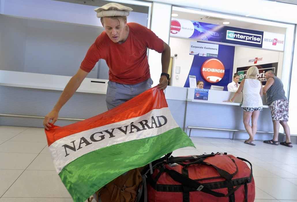 Varga Csaba a zászlóval •  Fotó: MTI/Máthé Zoltán