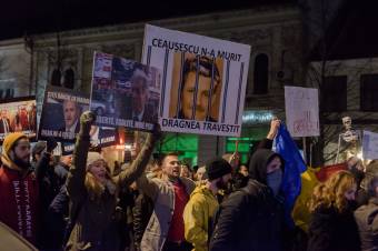 „Szabad kezet adtak a lopásnak” – Utcára vonul az ellenzék a hivatali visszaélésről szóló törvény miatt