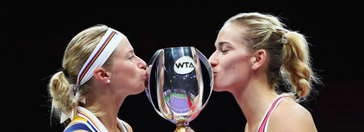 Győztes csók. Andrea Hlavackova és Babos Tímea •  Fotó: Wtatennis.com/Getty