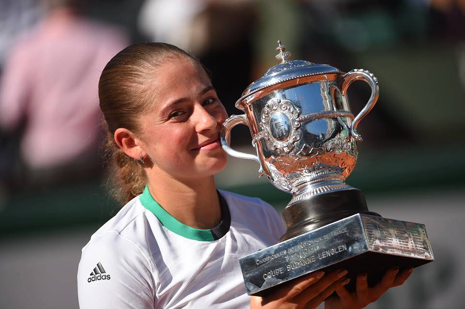Jelena Ostapenko a serleggel •  Fotó: A Roland Garros Facebook-oldala