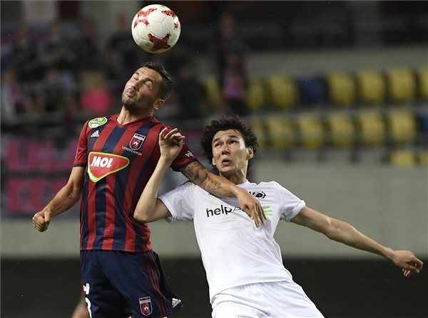 Anel Hadzic, a Videoton játékosa és az észt Artur Valikajev •  Fotó: MTI