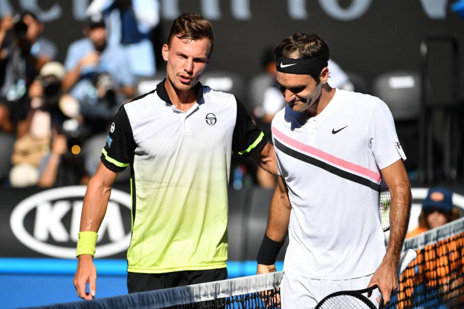 Federer (jobbra) szerint Fucsovics jól és tisztán játszott •  Fotó: AFP