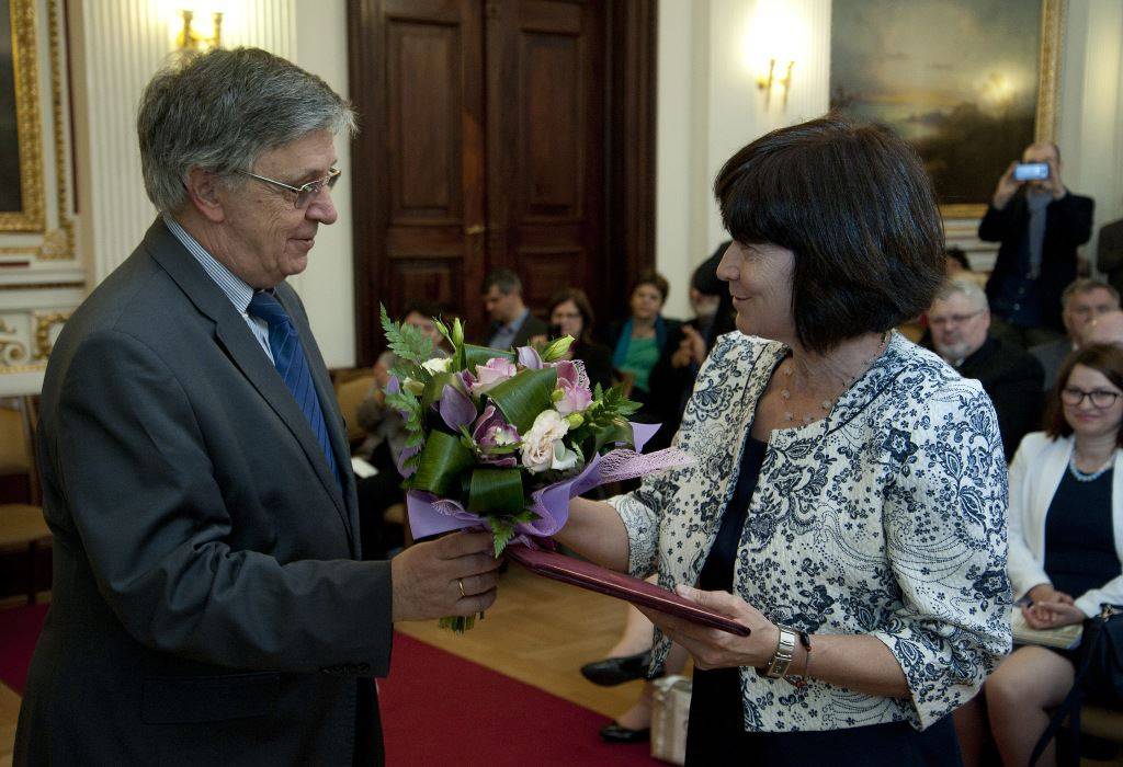Lovász László, az MTA elnöke adta át az Arany János-díjat Egyed Emesének május 10-én 
