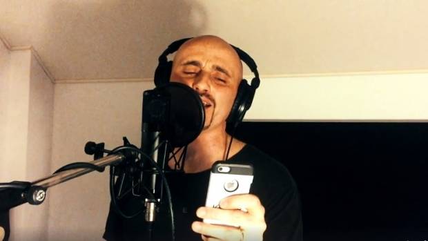 „Forradalmi” dalt írt a Voltaj zenekar