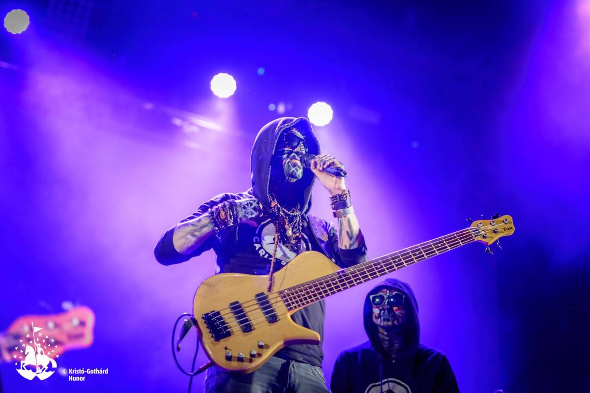 A Carla`s Dreams szentgyörgyi basszusgitárosa •  Fotó: Kristó-Gothárd Hunor