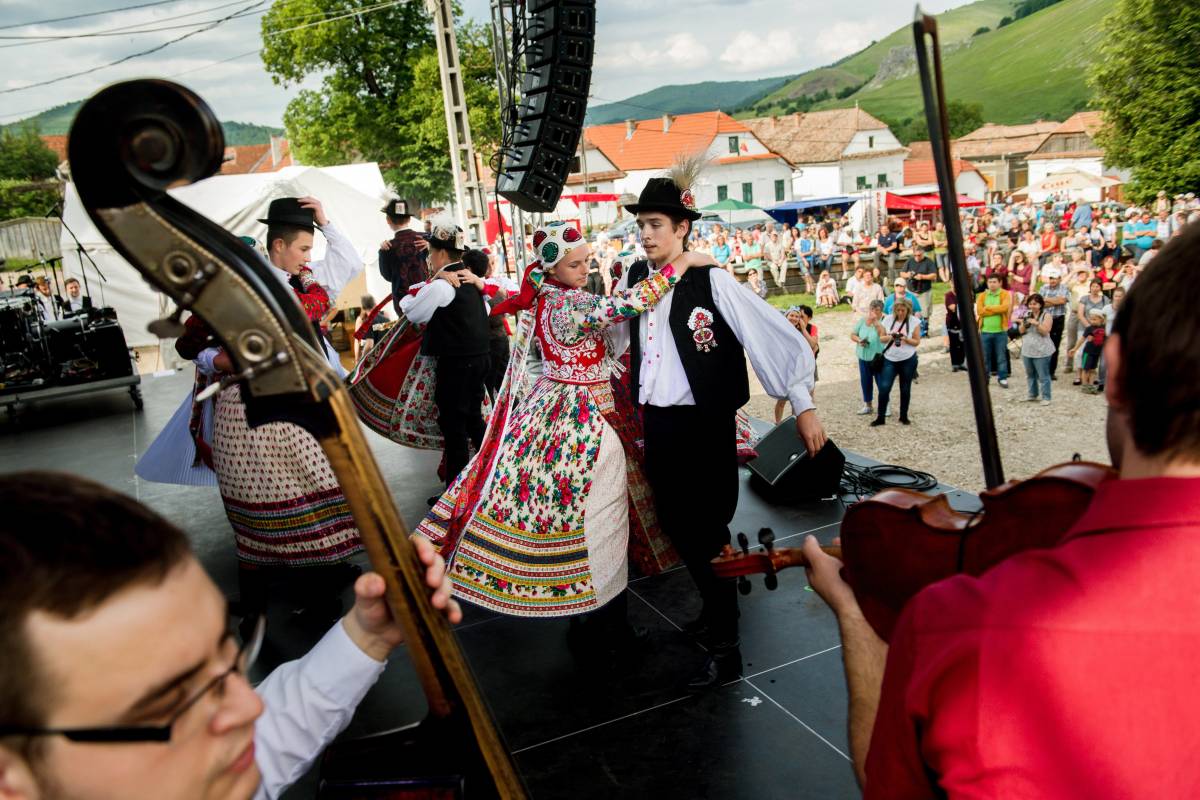 A Mérai Cifra és Kalotaszeg Néptáncegyüttes előadása •  Fotó: MTI/Koszticsák Szilárd