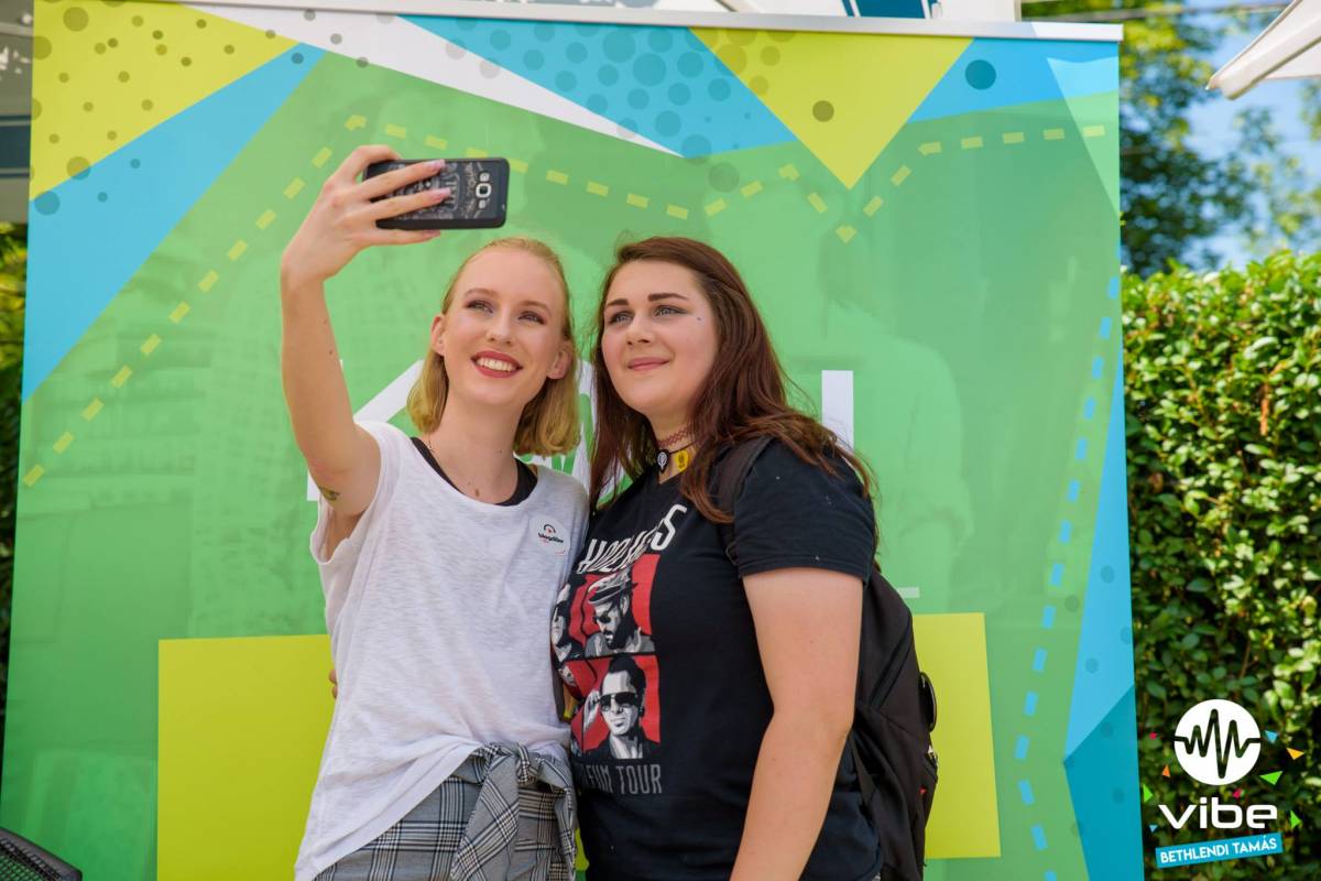Rajongói szelfi. Szabó Hédi (balra) szerint őszinteséggel meg lehet nyerni az embereket •  Fotó: Bethlendi Tamás/Vibe