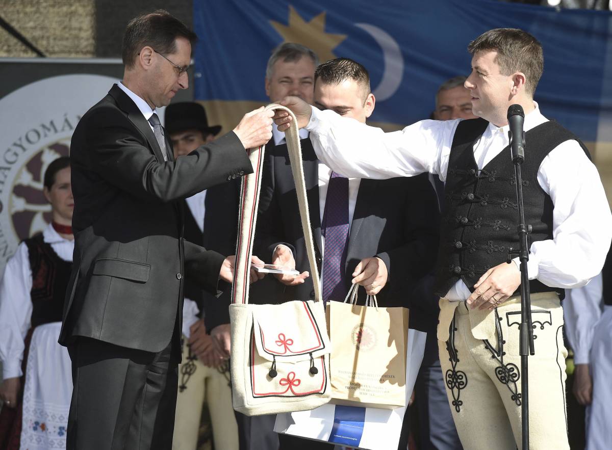 Borboly Csaba egy tarisznyát és egy székely babát ajándékozott Varga Mihálynak •  Fotó: MTI