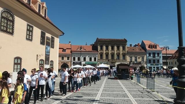 Megdöntötték a „láncolvasás” világrekordját Brassóban