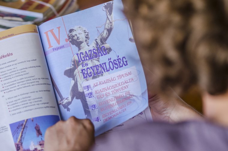 Dugába dőlt állami tankönyvkiadás – szakértők a magánkiadóknak szóló licit meghirdetését javasolják