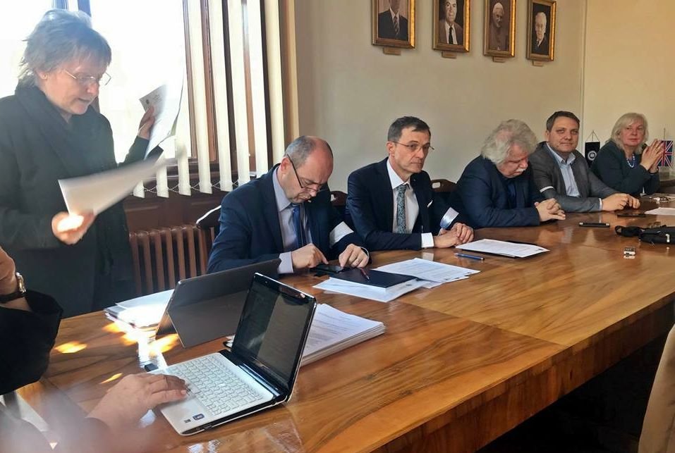 Hétfőn a BBTE vezetői is csatlakoztak a japánsztrájkot folytató diákokhoz •  Fotó: BBTE